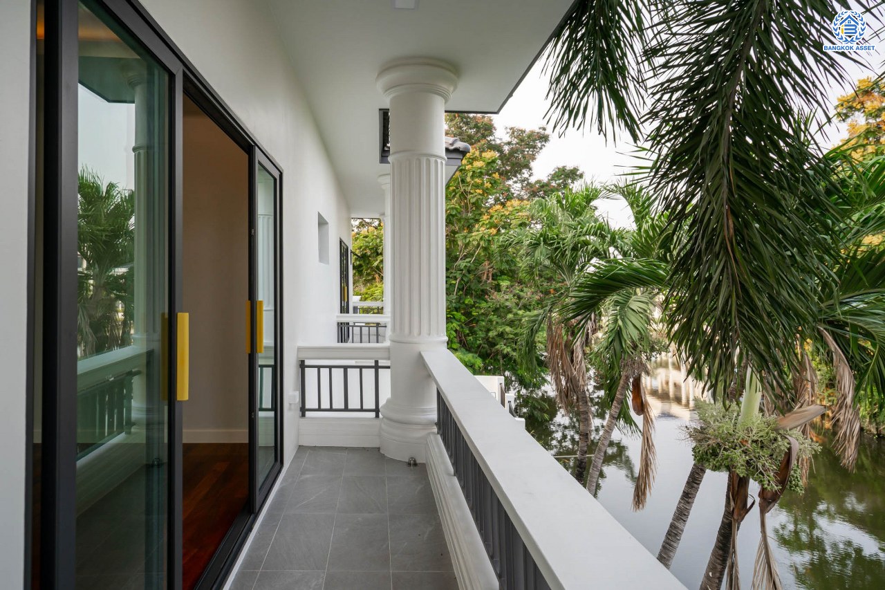 บ้านมือสองตกแต่งใหม่ โครงการ กฤษดานคร20 ปิ่นเกล้า-บรมราชชนนี บ้านหลังมุม ติดทะเลสาบ บนเนื้อที่กว้างมากถึง 238 ตร.ว. ตกแต่งด้วยวัสดุเกรดพรีเมี่ยม ฟังก์ชัน 5 ห้องนอน 6 ห้องน้ำ 1 ห้องอเนกประสงค์ 4 ที่จอดรถ พร้อมทั้งเปลี่ยนระบบไฟฟ้า สุขาภิบาล ทำเลศักยภาพ ติดถนนบรมราชชนนี ใกล้มหาวิทยาลัยมหิดล และเพียง 10 นาทีถึงเซ็นทรัล ปิ่นเกล้า